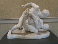 2880px-Marble_sculpture_of_wrestlers,_Hawaii_Theatre