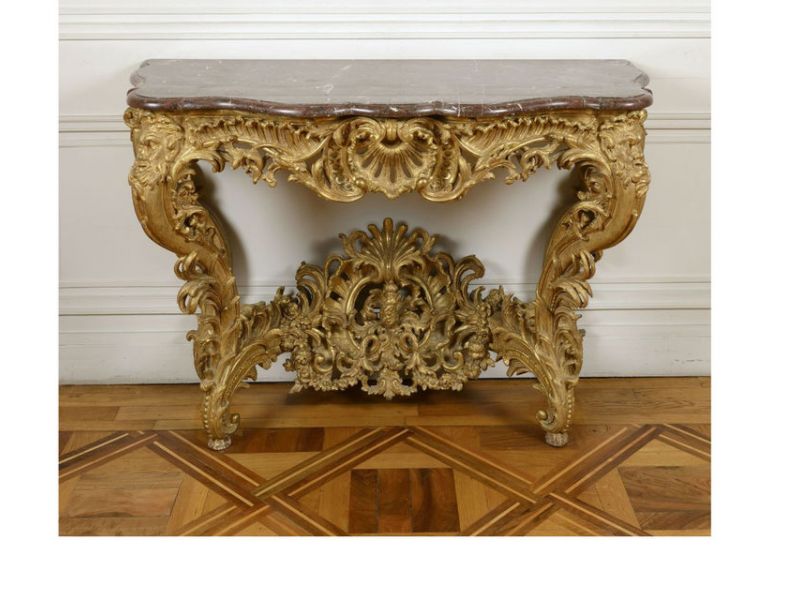 Console Louis XV richement sculptée Vendu : 20 000 € 