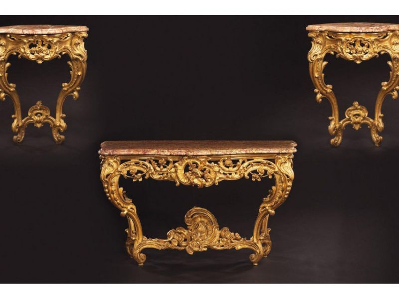 Console et paire de consoles en encoignures en bois sculpté et  doré  Vendu : 140 000 €